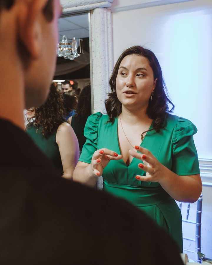 Yanelia Caballe conversando con asistentes en un evento