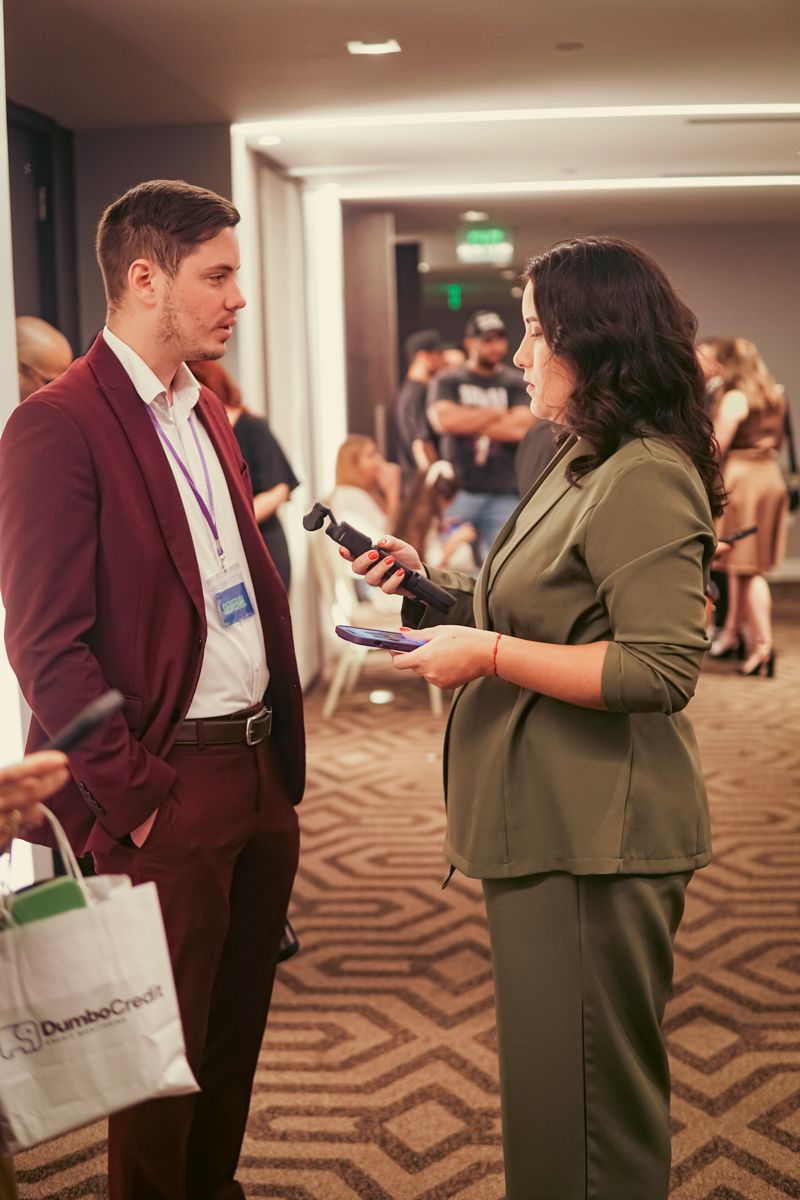 Yanelia entrevistando a un asistente en un evento