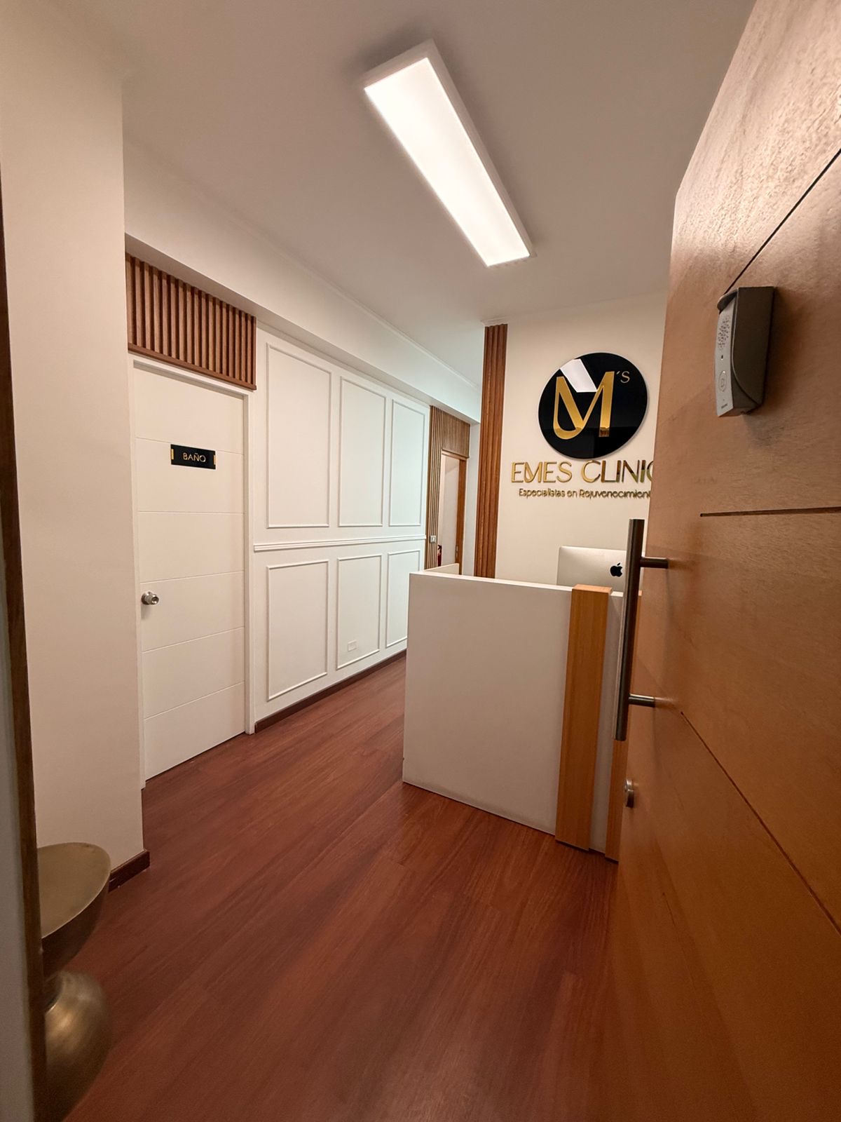 Entrada de EMES Clinic en San Pío X 2445, Providencia