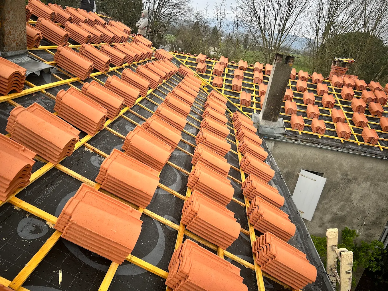 Mise en œuvre de tuiles sur un chantier Laffont Couverture