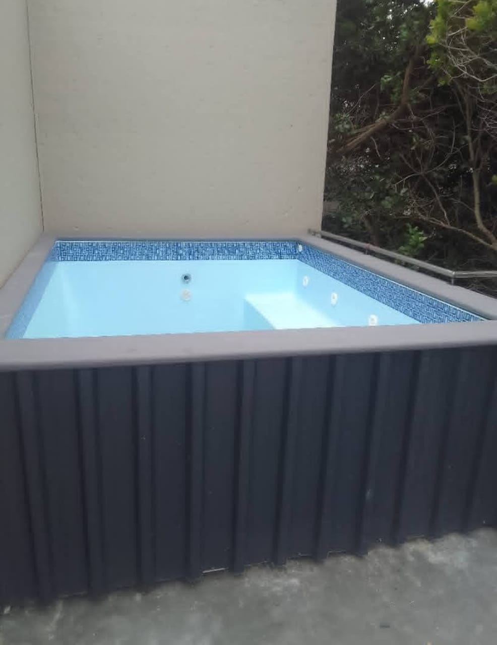 Compact raised pool installation