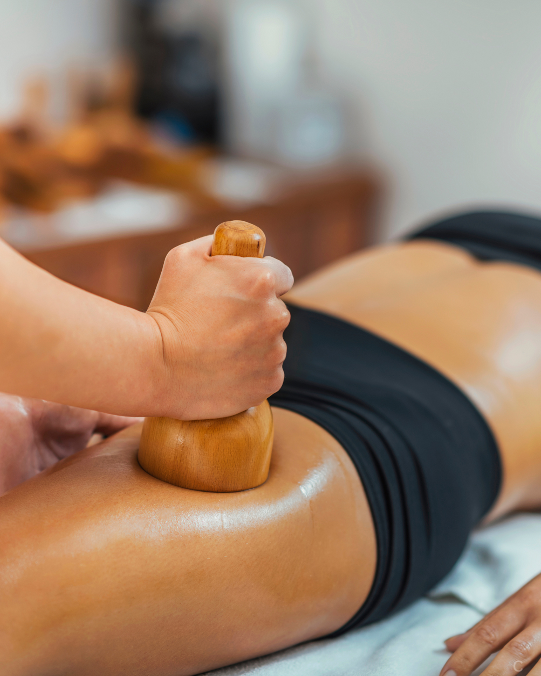 Maderotherapy wood sculpting for cellulite reduction