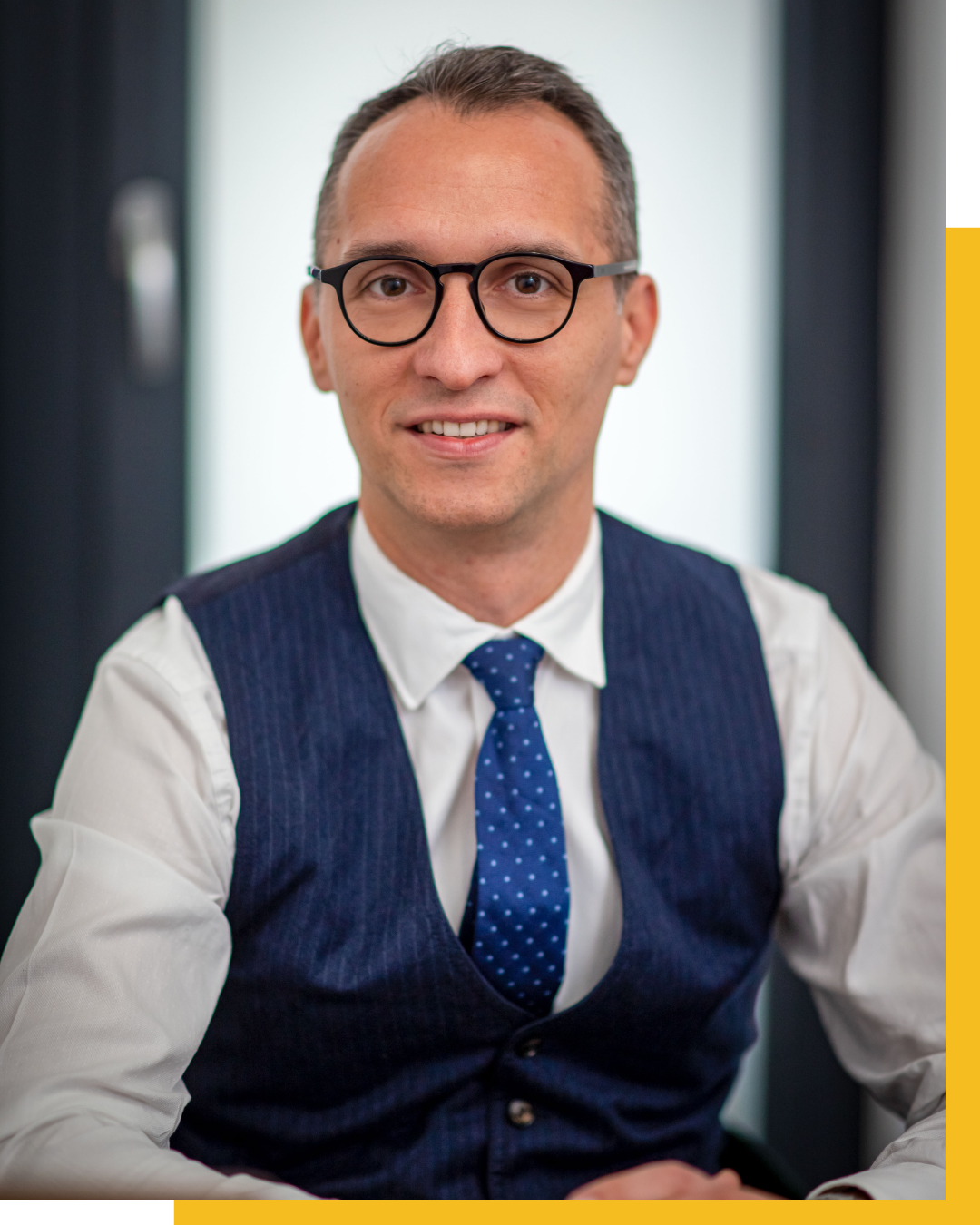 Mihai Constantinescu — fondator Educat și Bogat