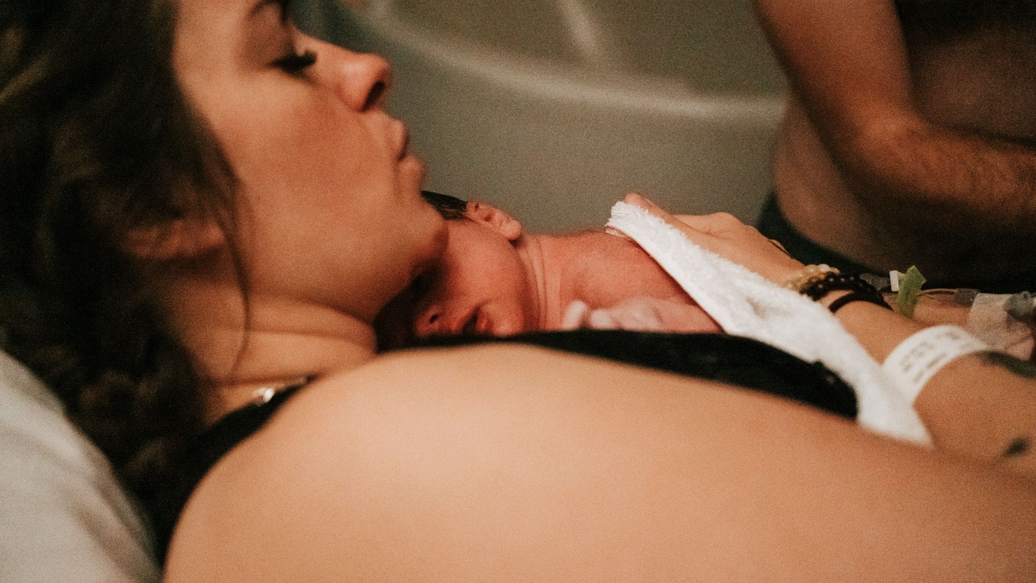 Skin to Skin - Bonding - Julie Clarke Photography