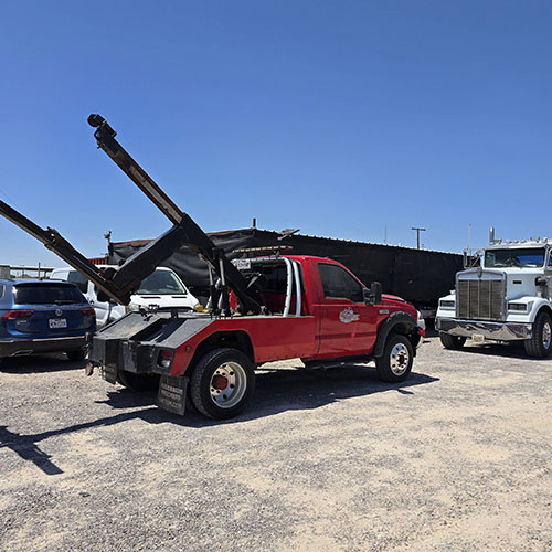 Emergency heavy-duty towing team in Big Spring, TX, assisting a truck