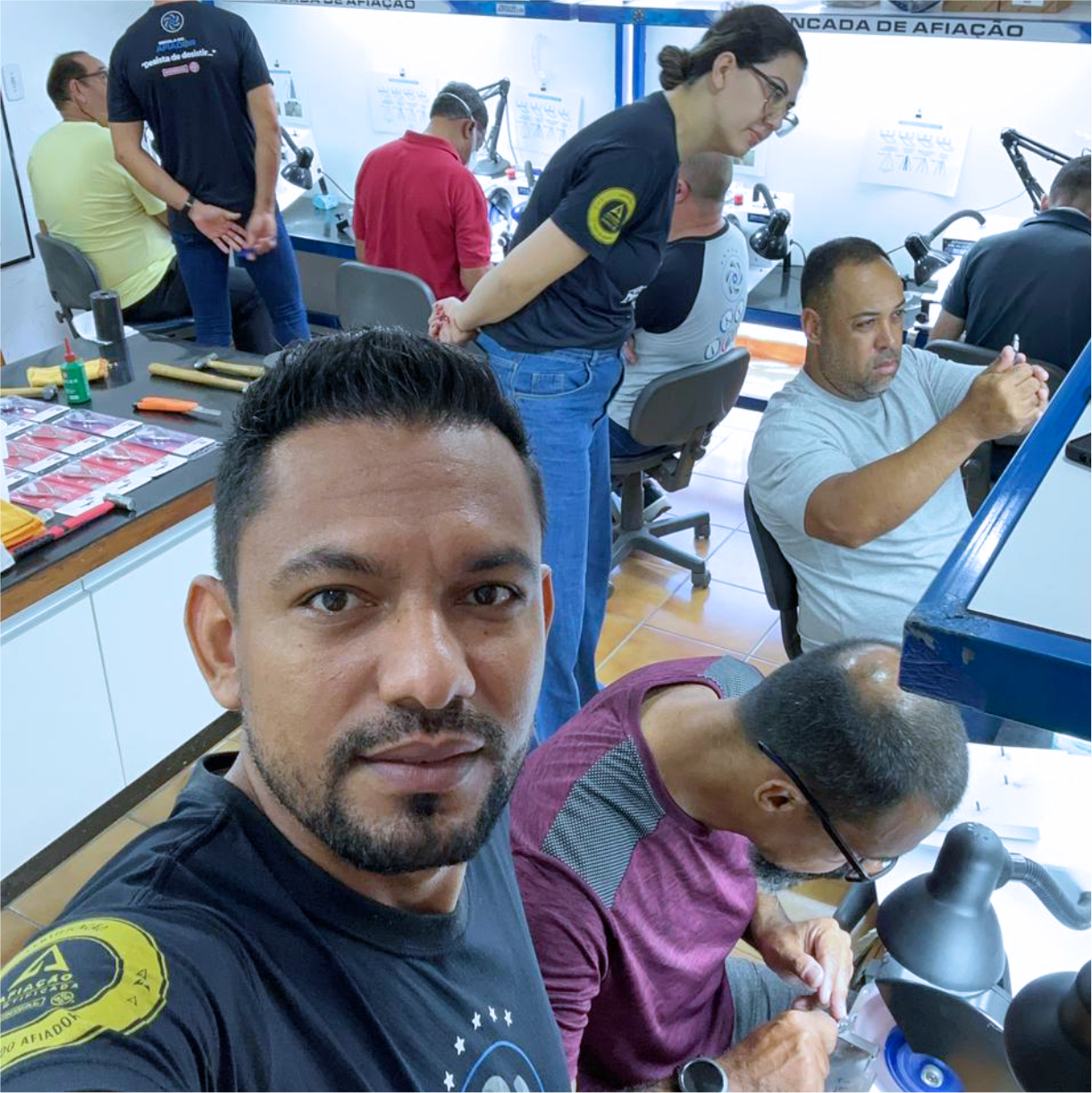 Prática com esmeril profissional e equipamento de proteção
