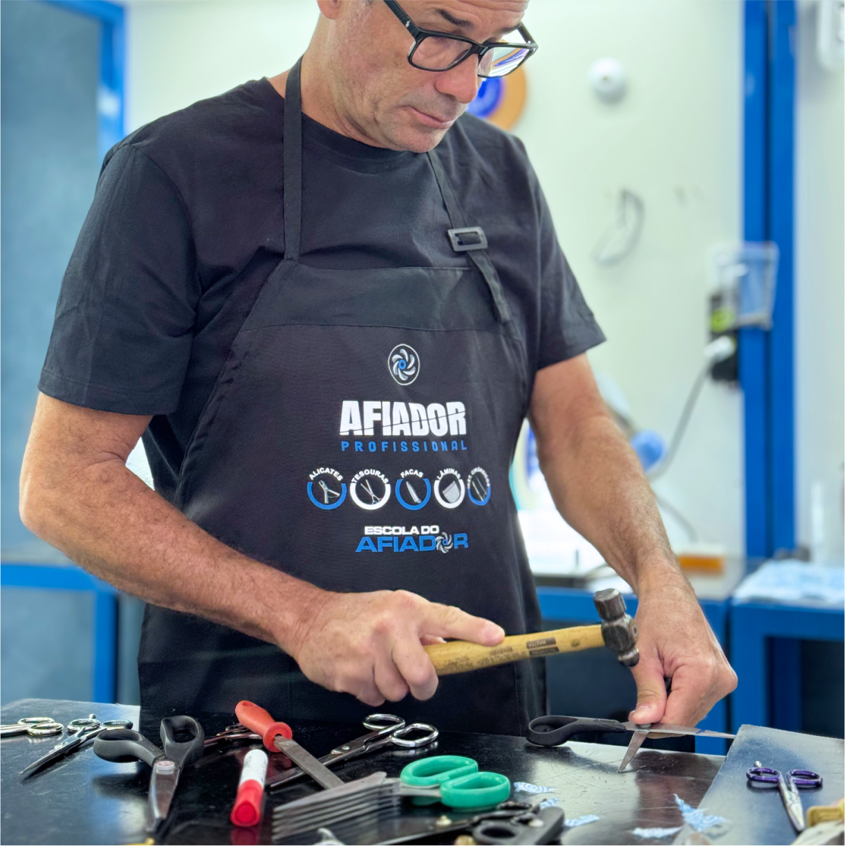 Aluno concentrado afiando com rebolo e máquina profissional
