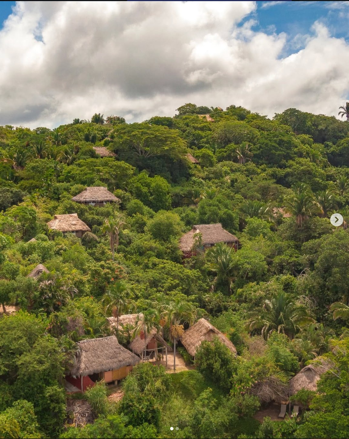 Haramara desde el aire, selva y cabañas
