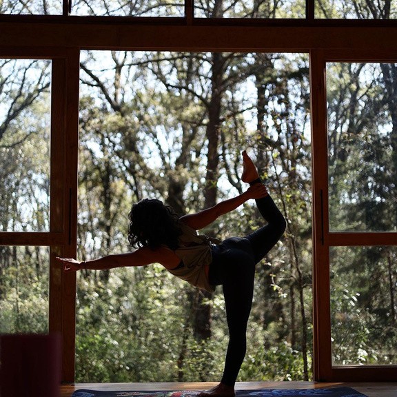 Práctica de yoga en la selva
