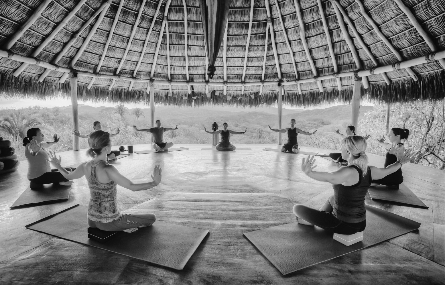 Círculo de práctica de yoga en Haramara