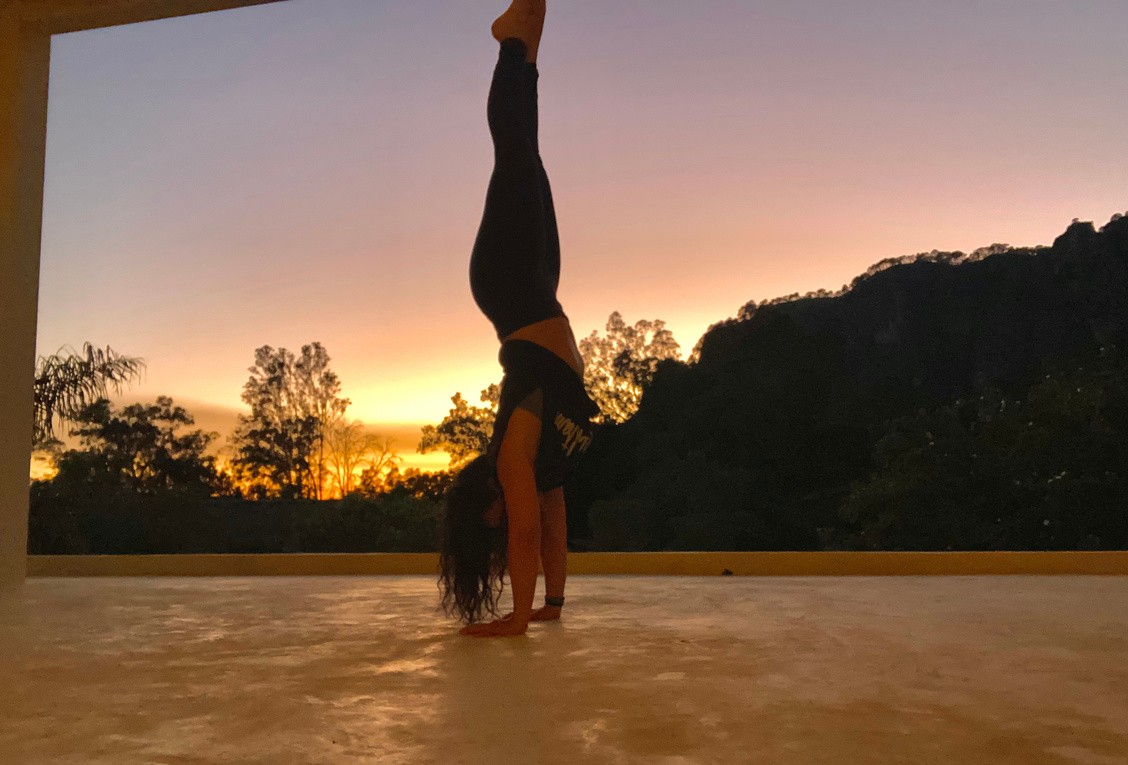Parada de manos al atardecer