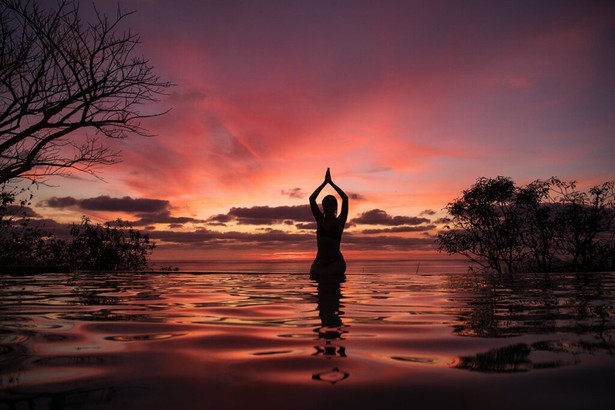 Meditación al atardecer en el mar