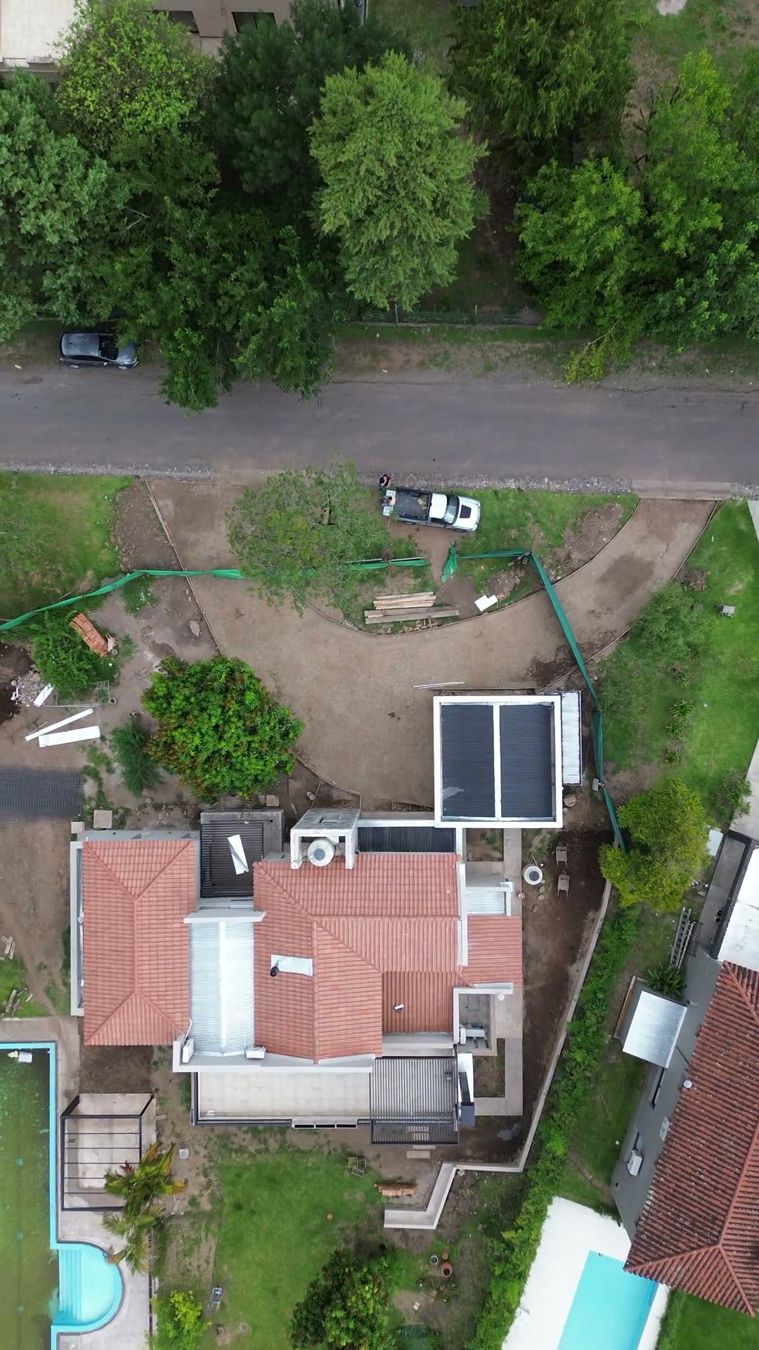 Casa terminada y habitada con techo de tejas, paneles solares y pileta