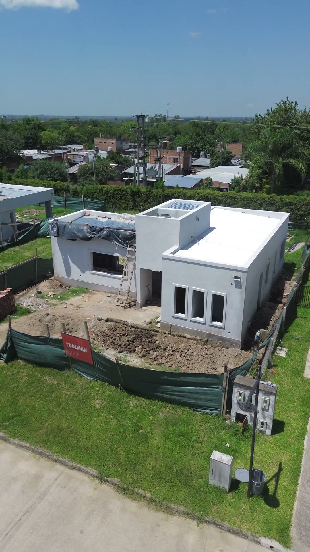 Casa moderna blanca terminada en country prolijo, cielo despejado