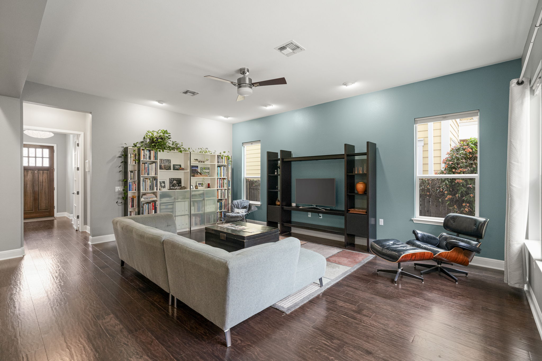 4512 Ruiz St open concept livingroom