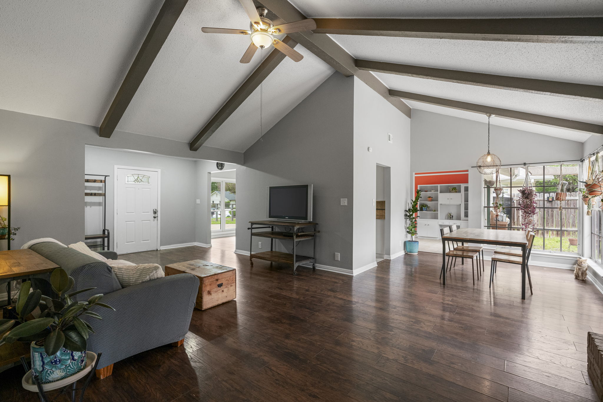 7303 Geneva Dr Living Room