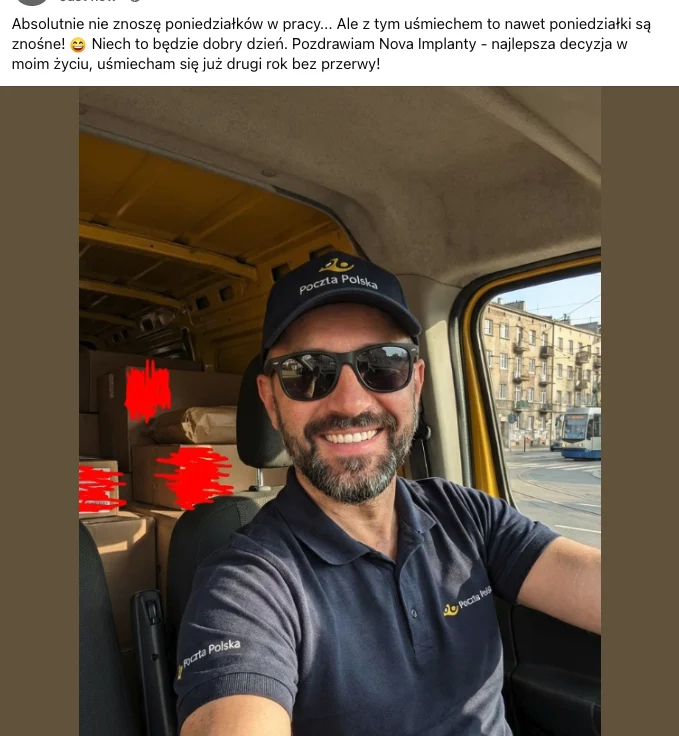 Mężczyzna ok. 55-60 lat, w uniformie listonosza / kuriera, uśmiechnięty w trakcie pracy