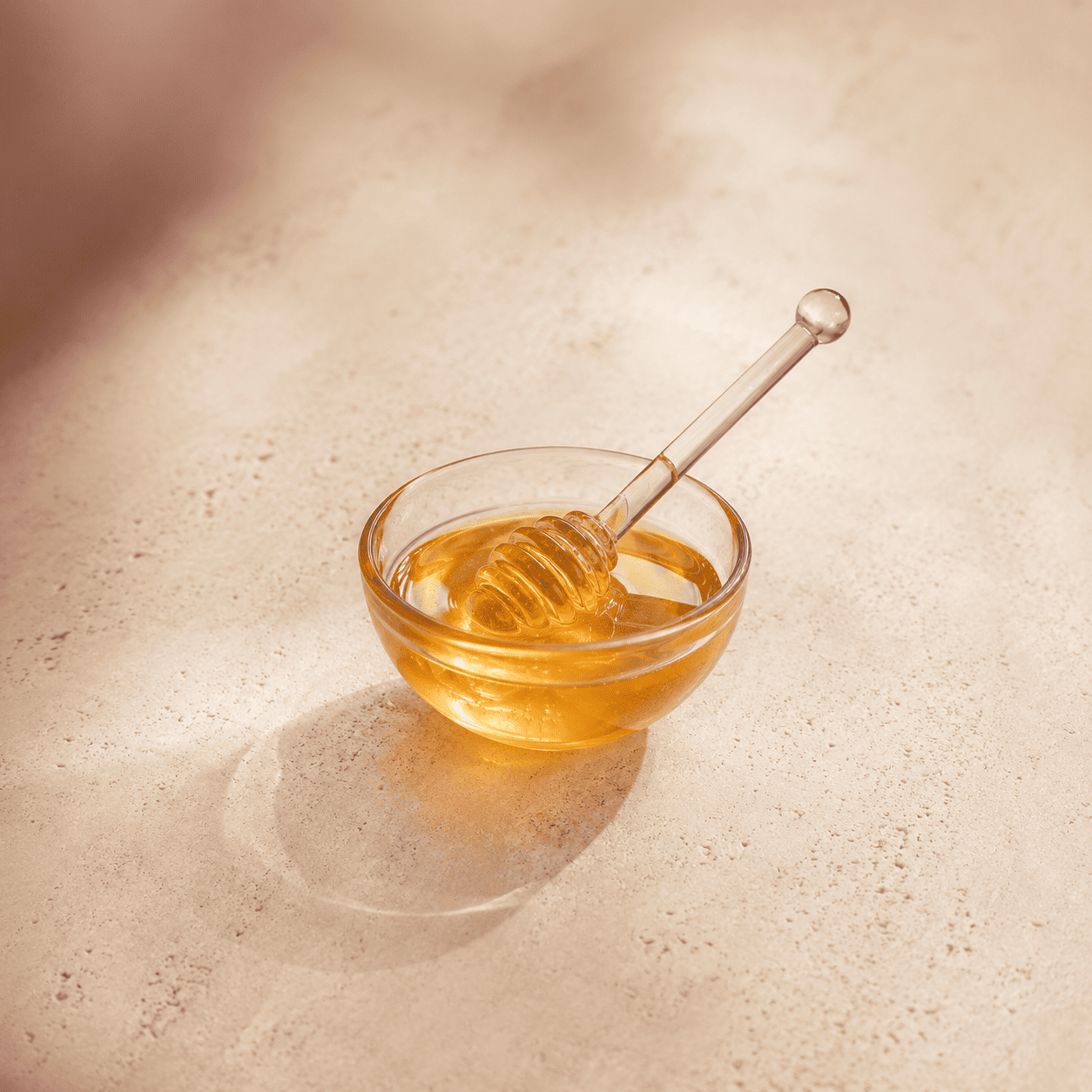 Miel natural en recipiente refinado