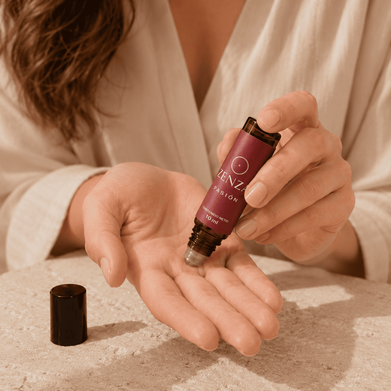 Aplicación de Zenza Pasión con roll-on sobre la palma de la mano