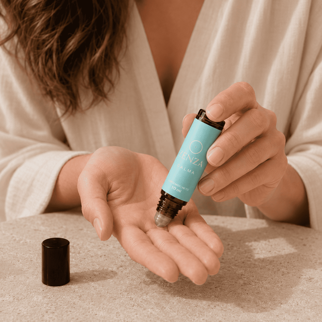 Aplicación de Zenza Calma con el roll-on sobre la palma de la mano
