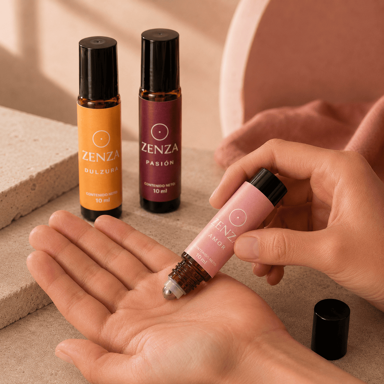 Aplicación de Zenza Amor junto a los roll-ons Dulzura y Pasión del Kit Relaciones