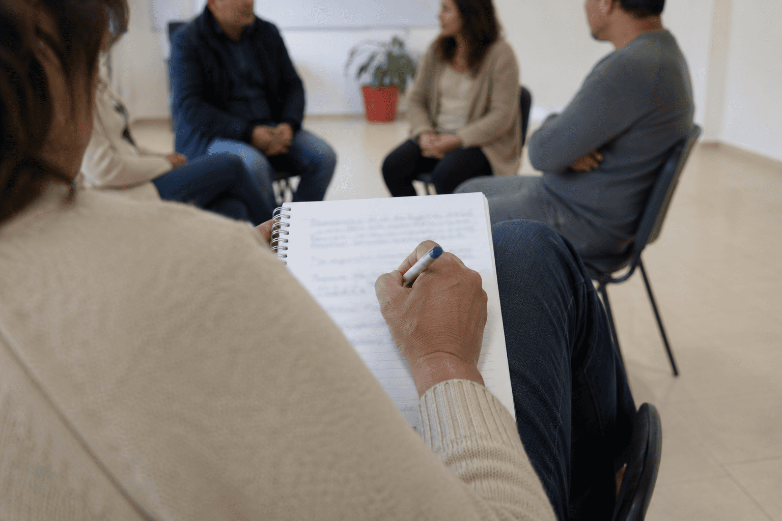 Participante escribiendo en una bitácora durante una sesión de HIT