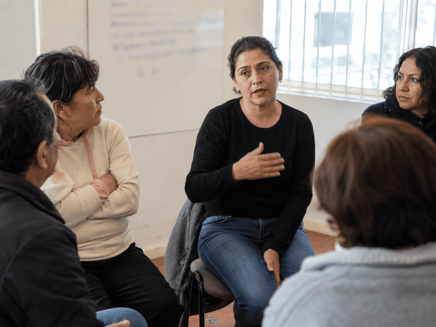 Personas participando en una conversación presencial de HIT