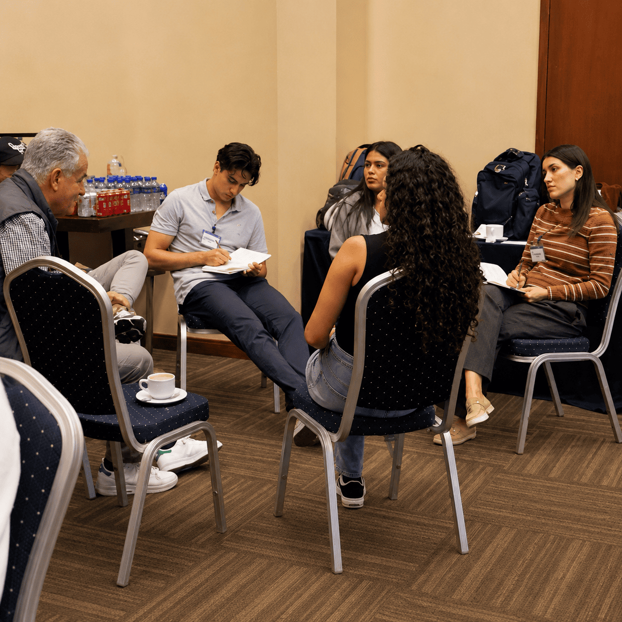 Participante escribiendo durante la segunda fase presencial de HIT