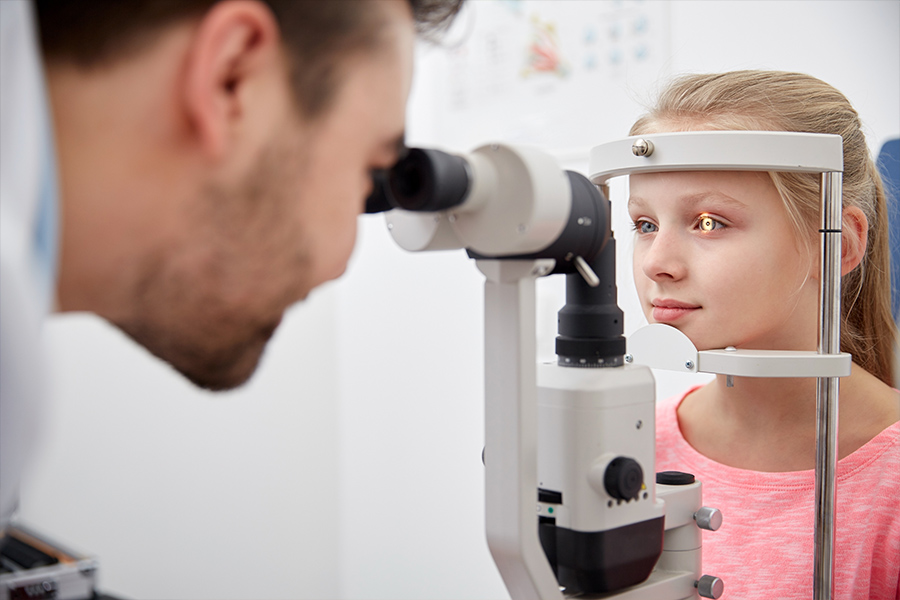 Optometrista en consulta de terapia visual