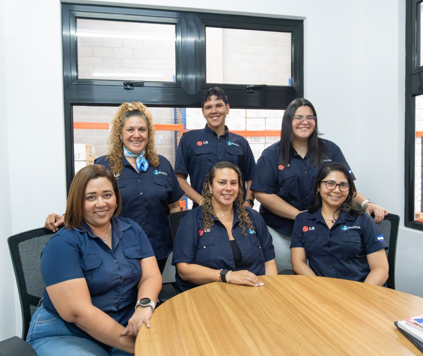 Parte del equipo administrativo de Aire Plus en sus oficinas