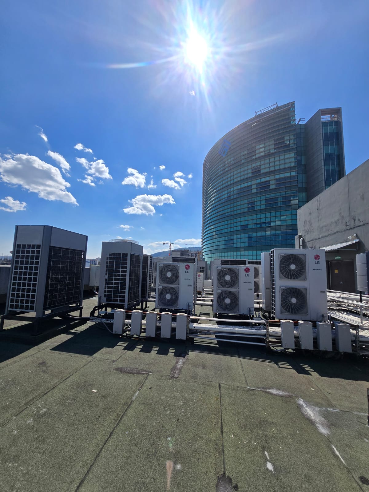Sistema VRF LG Multi V instalado por Aire Plus en la azotea de un edificio corporativo en San Salvador