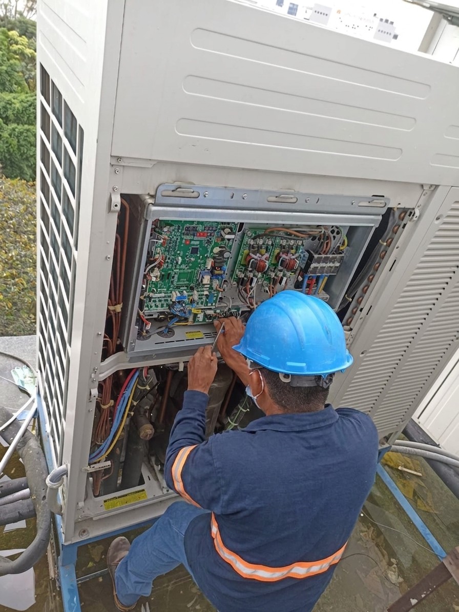 Técnico certificado de Aire Plus trabajando en un sistema VRF