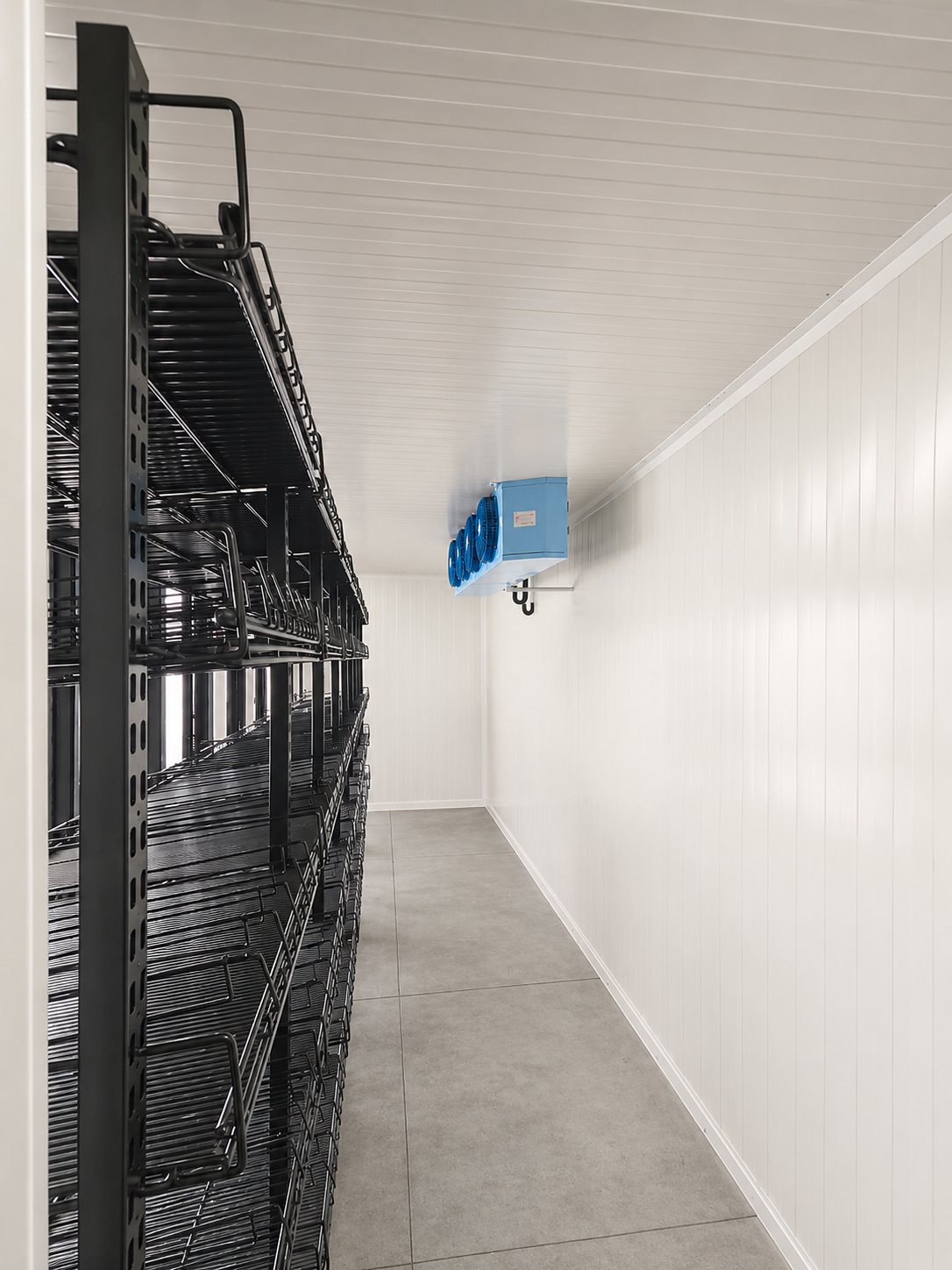 Cuarto frío construido e instalado por Aire Plus, con evaporador y panelería de poliuretano