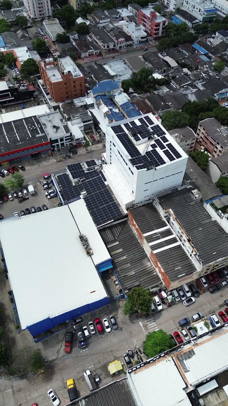 Paneles solares en cubierta de la Clínica Santa Ana de Dios, Barranquilla