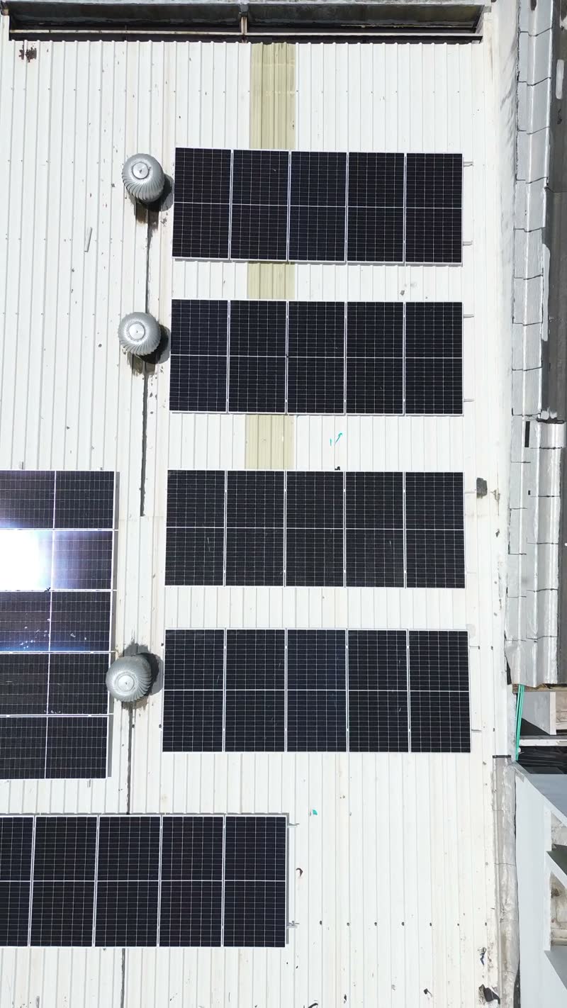 Paneles solares en techo de bodega en Barranquilla