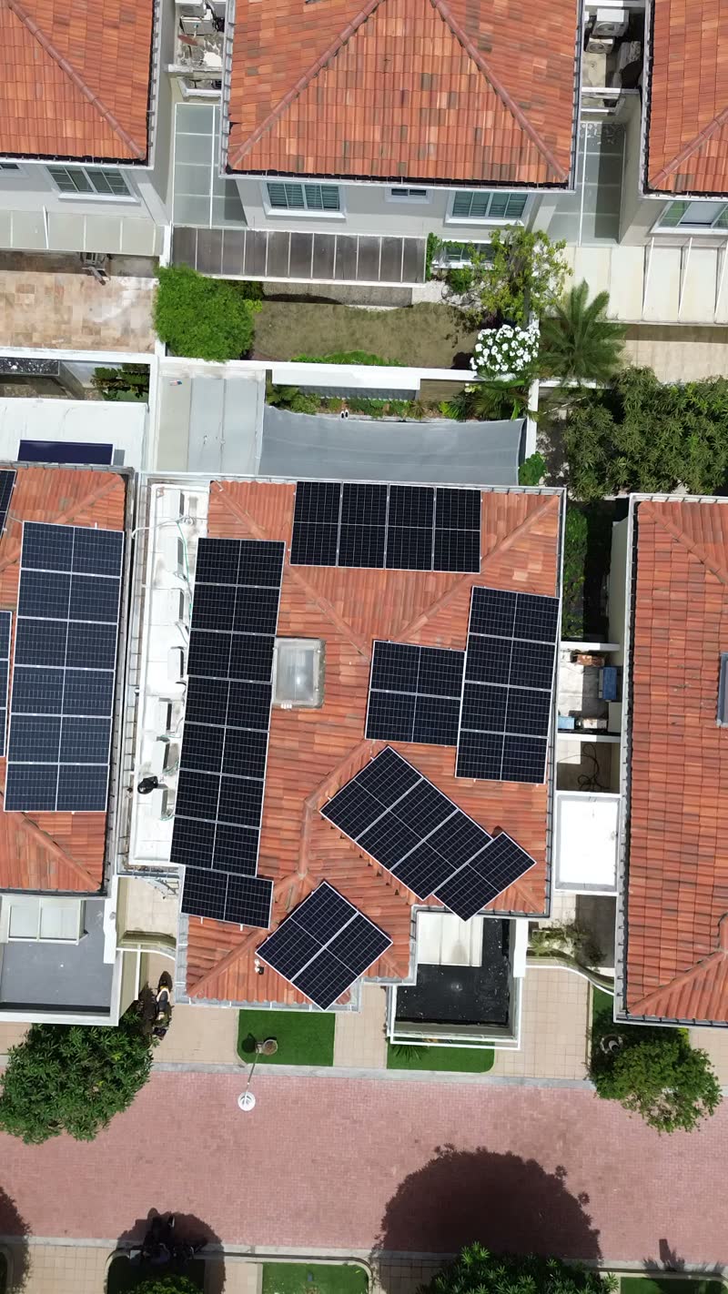 Residencia con paneles solares en techo de teja