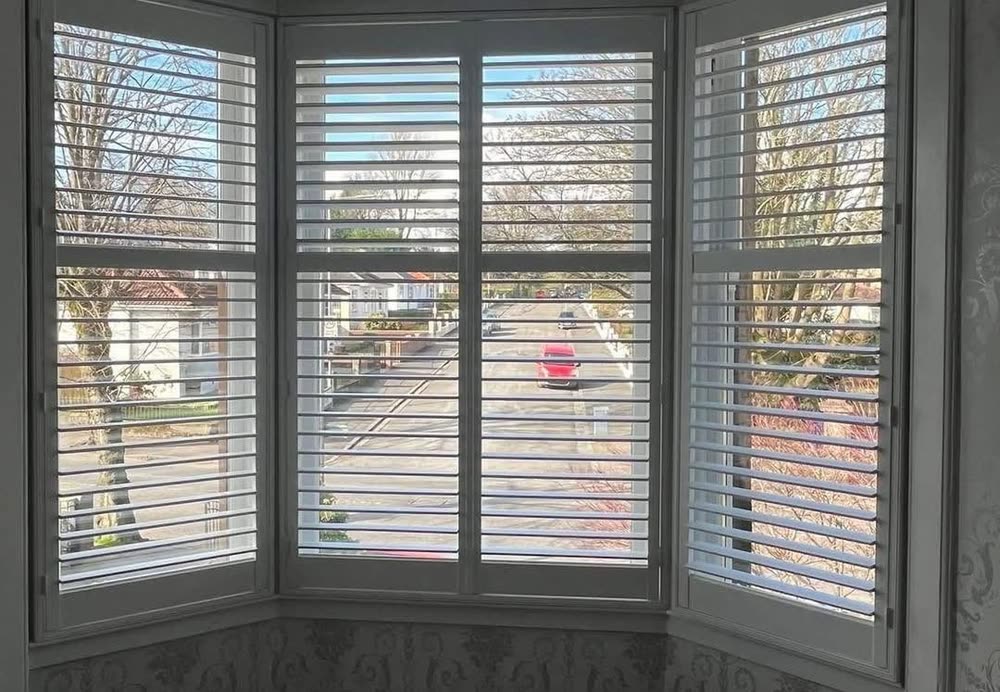 A five-panel bay with louvres open