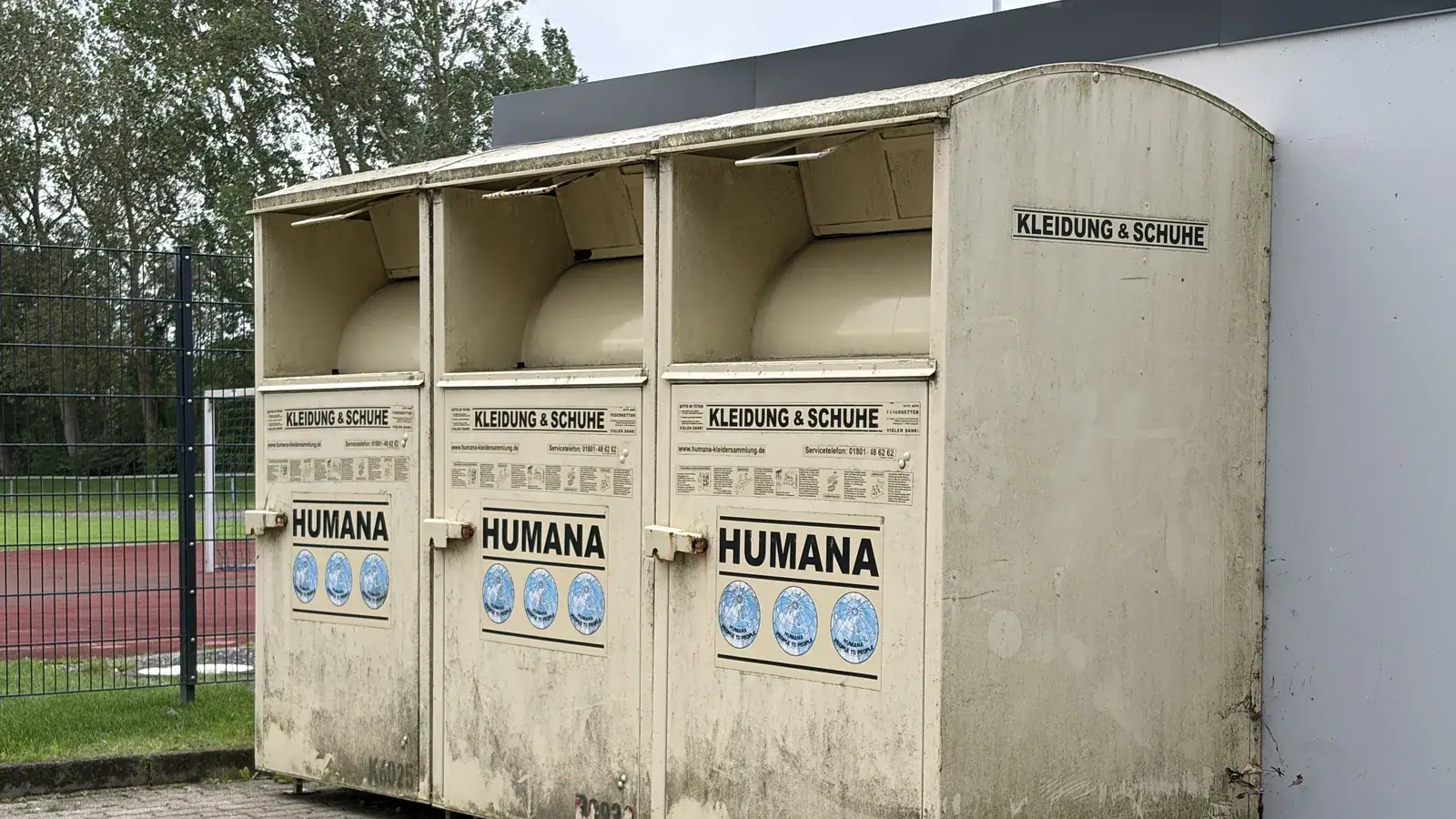 Altkleidercontainer am Haus der Vereine