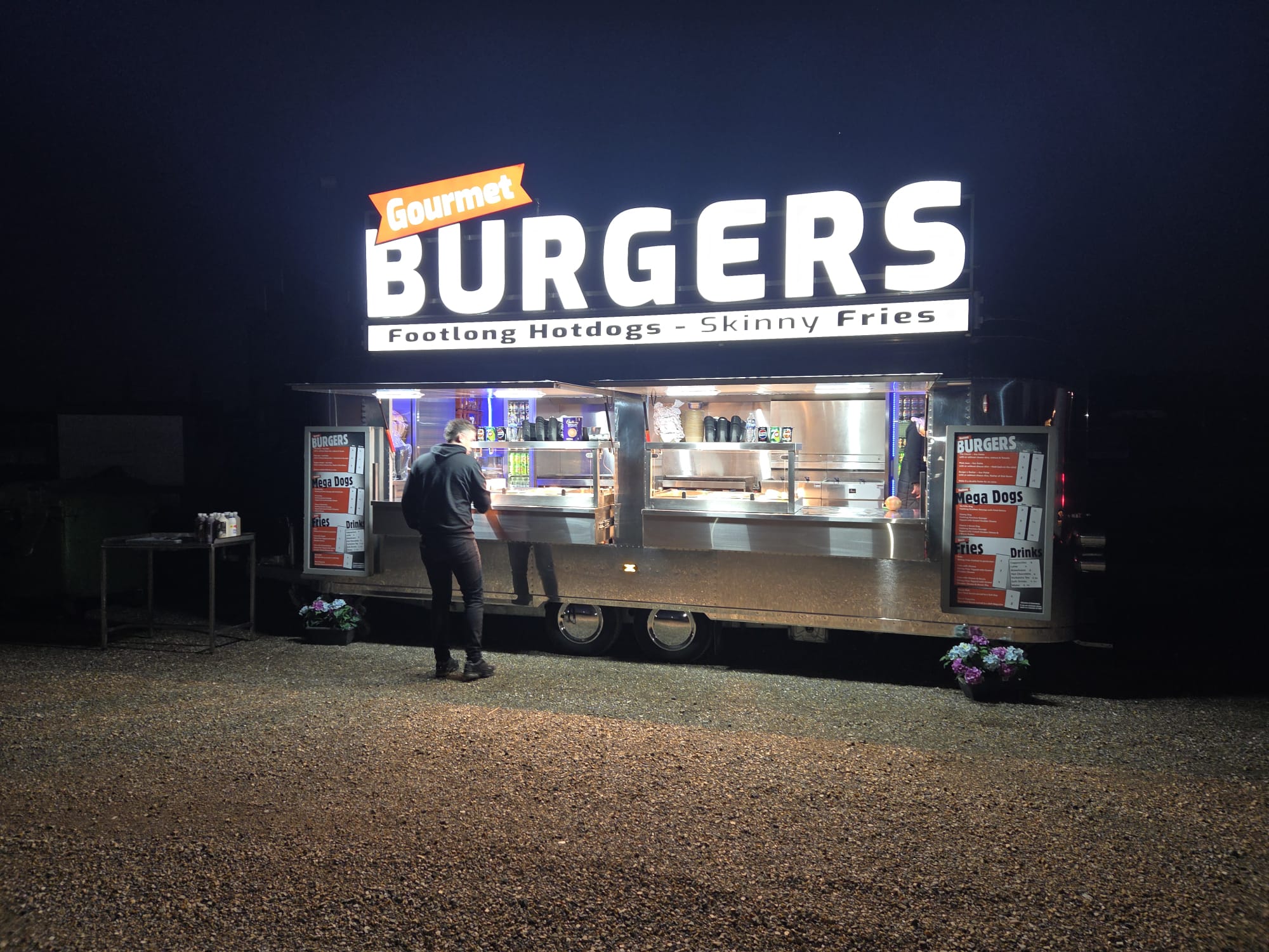 foor oulet servng loaded fries and chicken