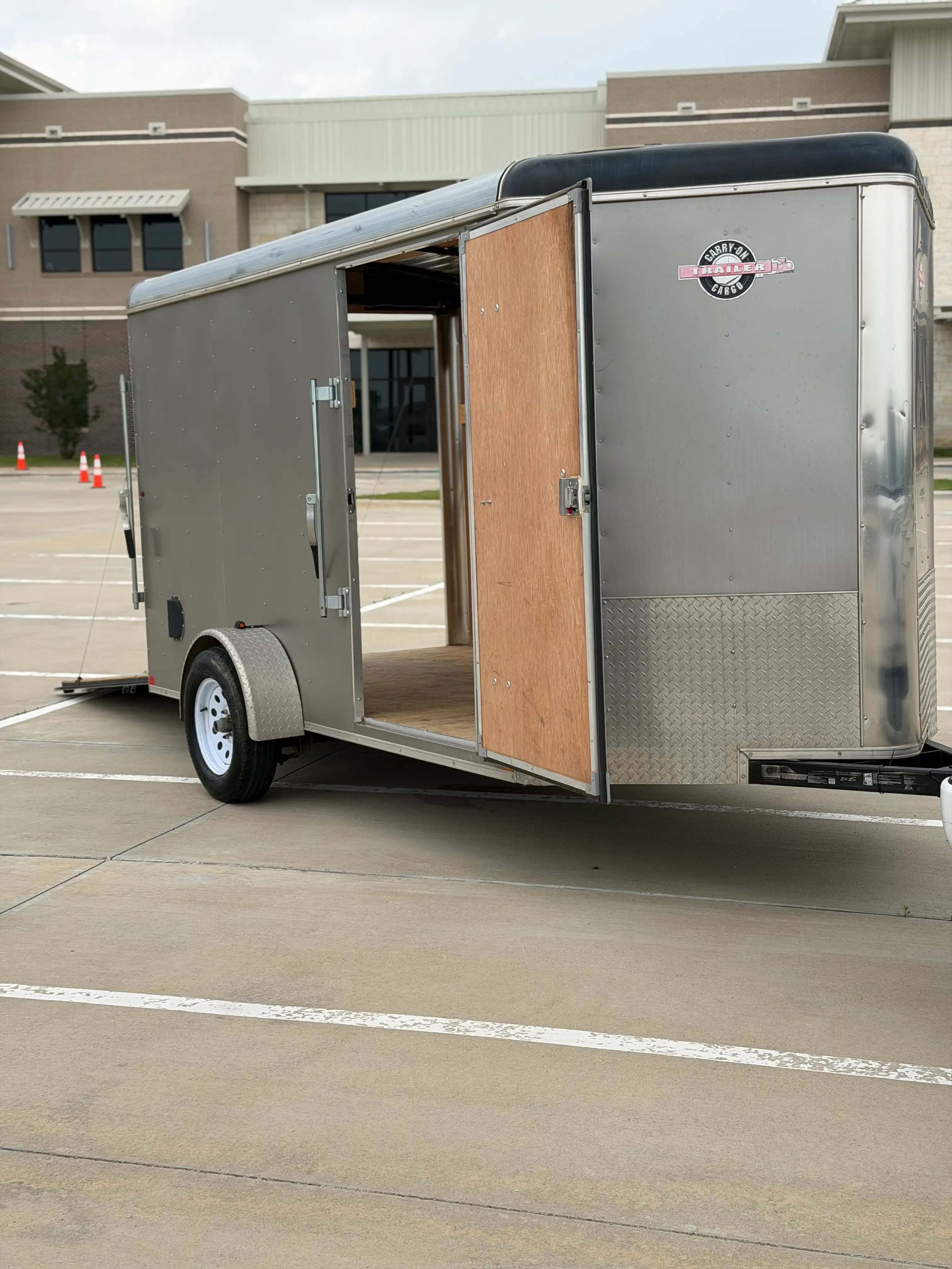 Enclosed trailer