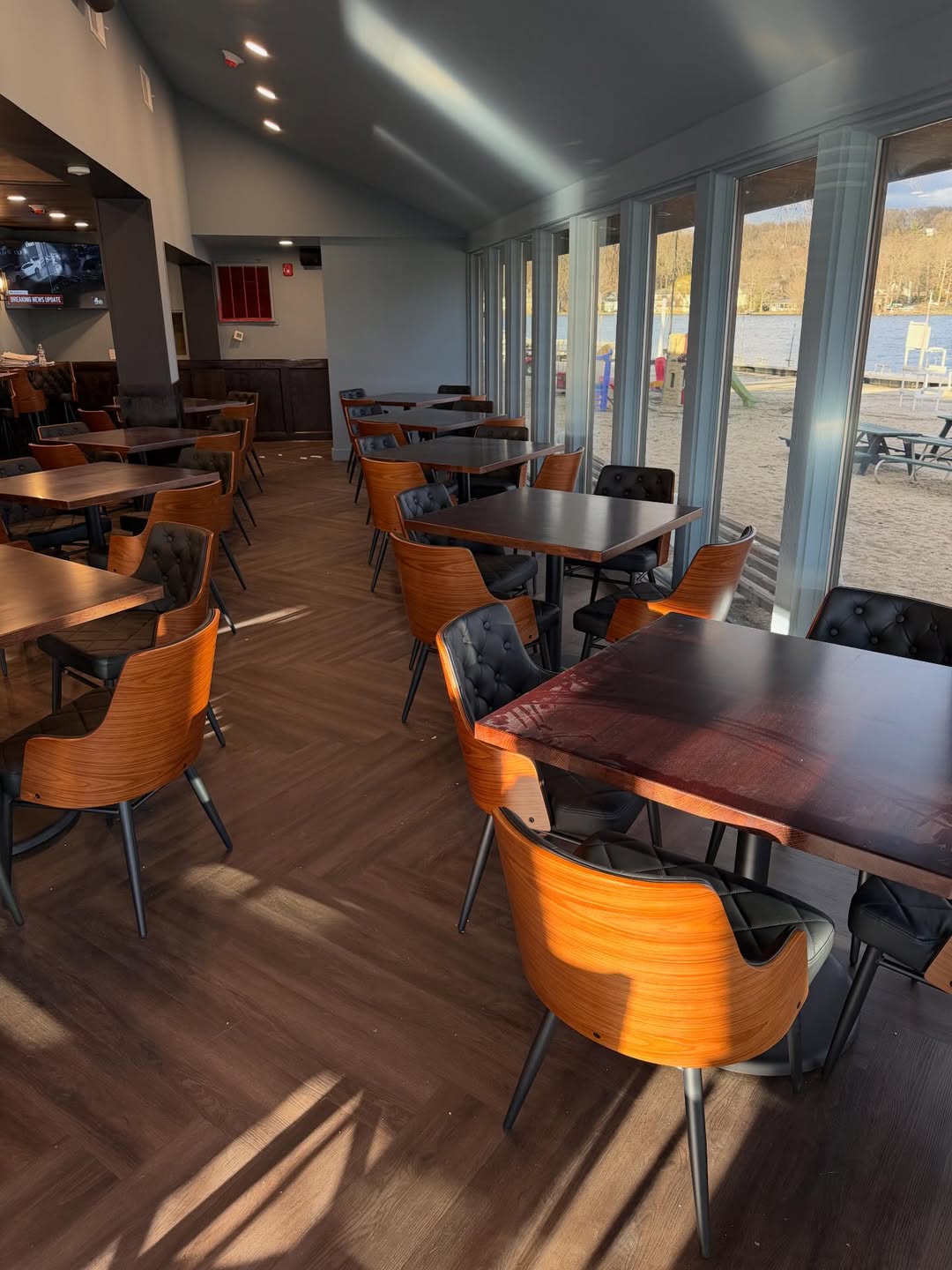 Lakeside dining at Lake Drive Tavern