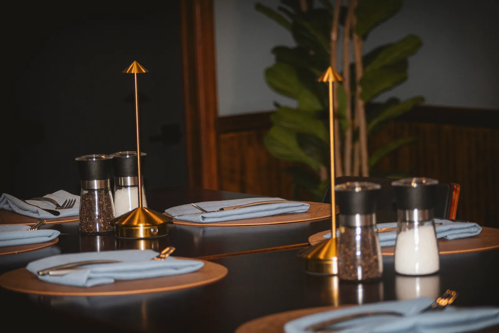 Private dining round tables