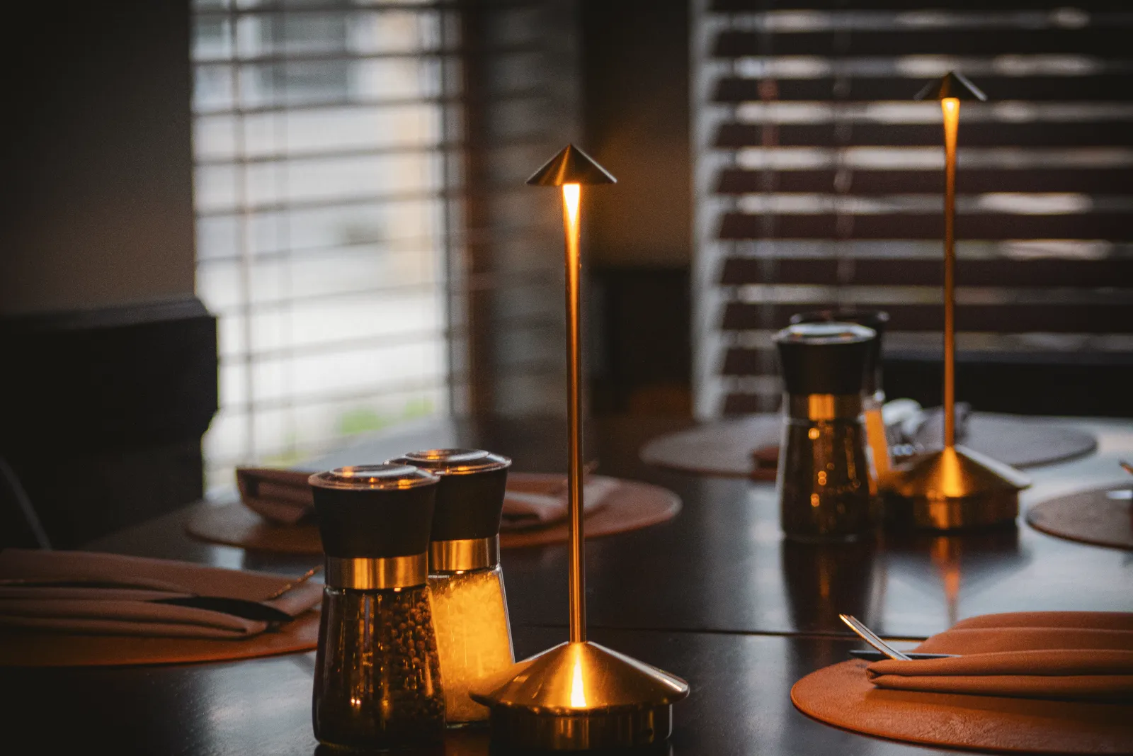 Gold lamp place settings