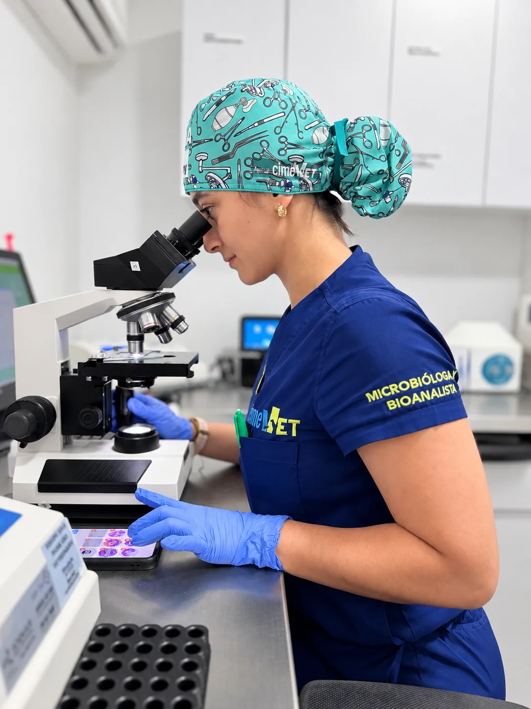 Profesional de CIMEVET trabajando en el laboratorio veterinario