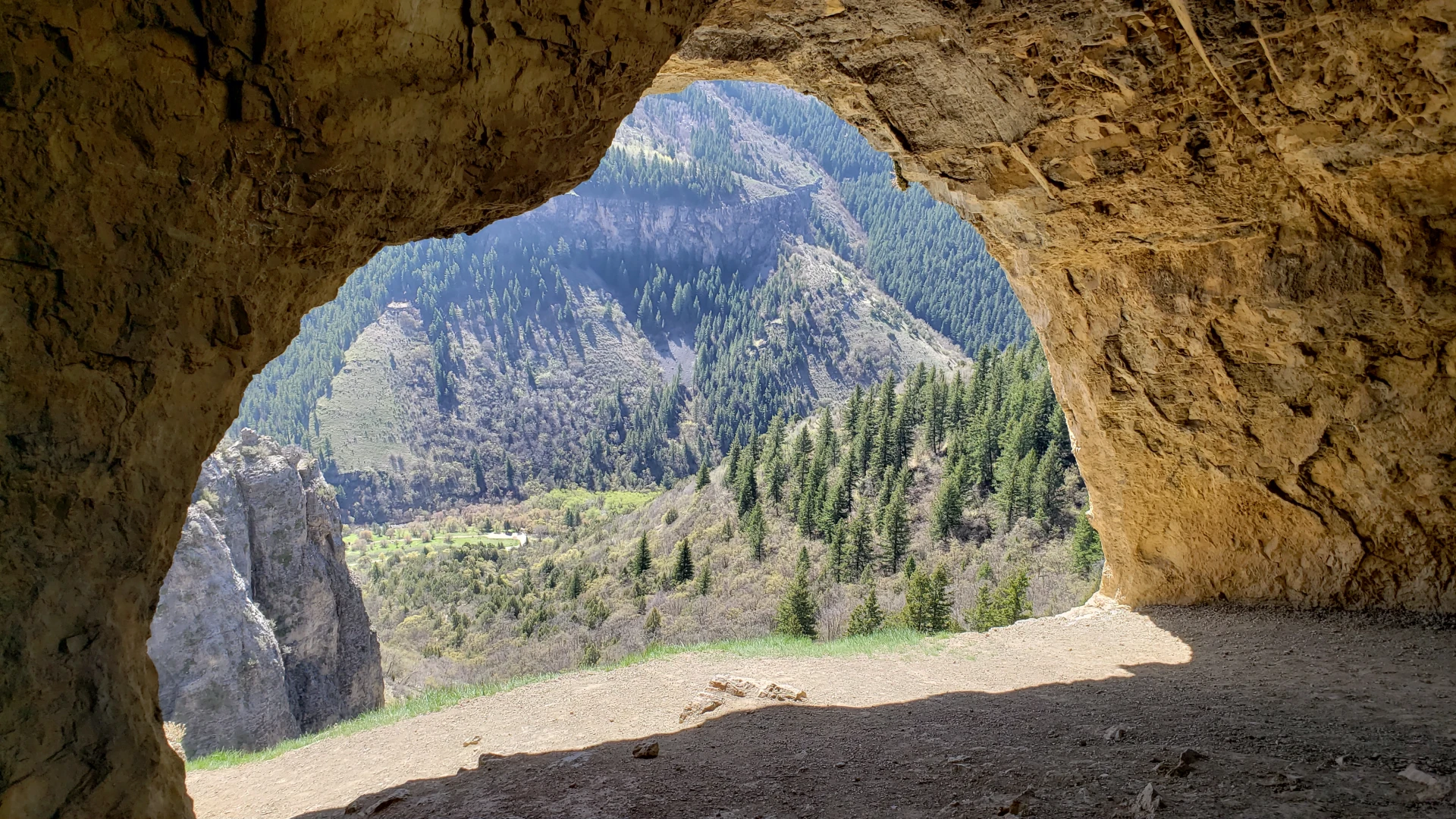 Wind Caves in Logan Canyon close to vacation rentals.