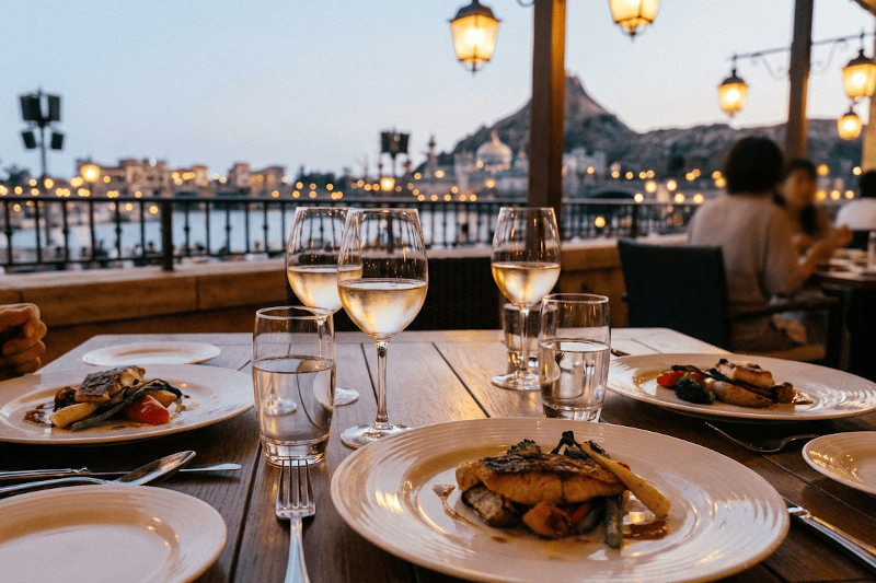 Mesa con dos platos y bebida en un restaurante dentro de Disney, ambiente elegante