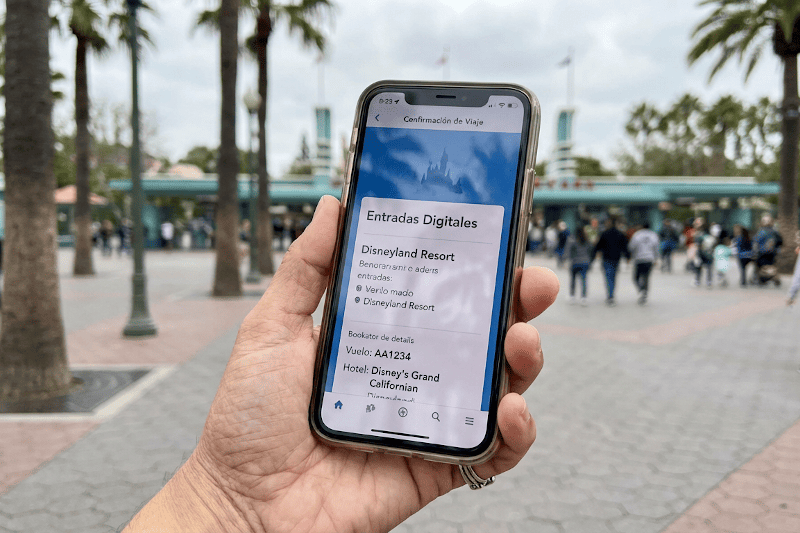 Móvil mostrando confirmaciones de reserva y entradas Disney en pantalla