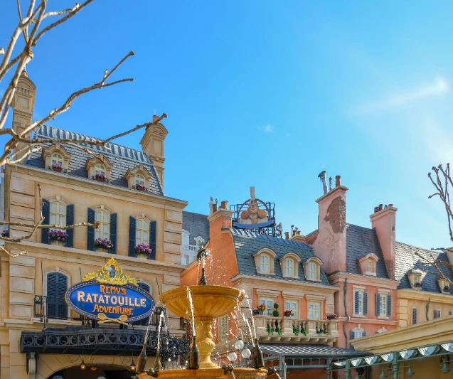 Vistas de la atracción de Ratatouille dentro del Parque Disney
