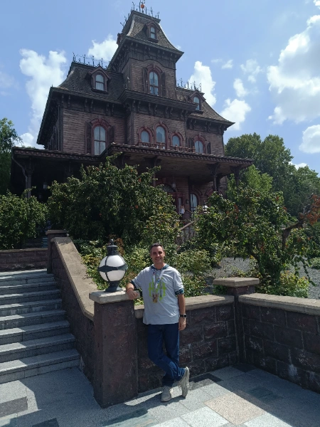 frente a la mansión inspirada en Haunted Mansion