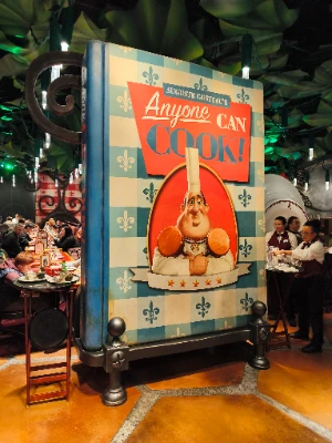 Libro gigante inspirado en Ratatouille dentro de una experiencia temática Disney